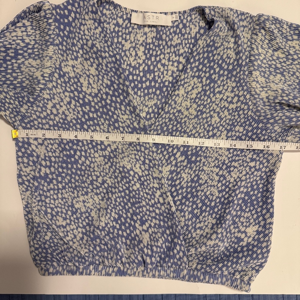 ASTR The Label Blue Floral Wrap Blouse Flutter Sleeve - S- EUC - Picture 6 of 7